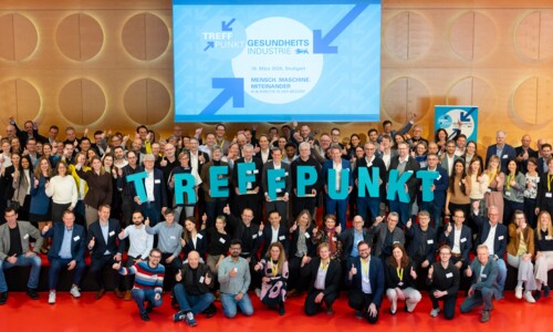  Eine große Personengruppe auf der Bühne für ein Gruppenbild. Sie halten die Buchstaben T-R-E-F-F-P-U-N-K-T nach oben.