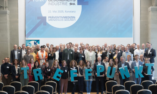 Gruppenfoto beim Treffpunkt Gesundheitsindustrie 2025 in Konstanz Gruppe von Menschen vor einem Banner mit der Aufschrift „Treffpunkt Gesundheitsindustrie 2025“. Vorne halten Teilnehmende große Buchstaben, die „TREFFPUNKT“ ergeben.